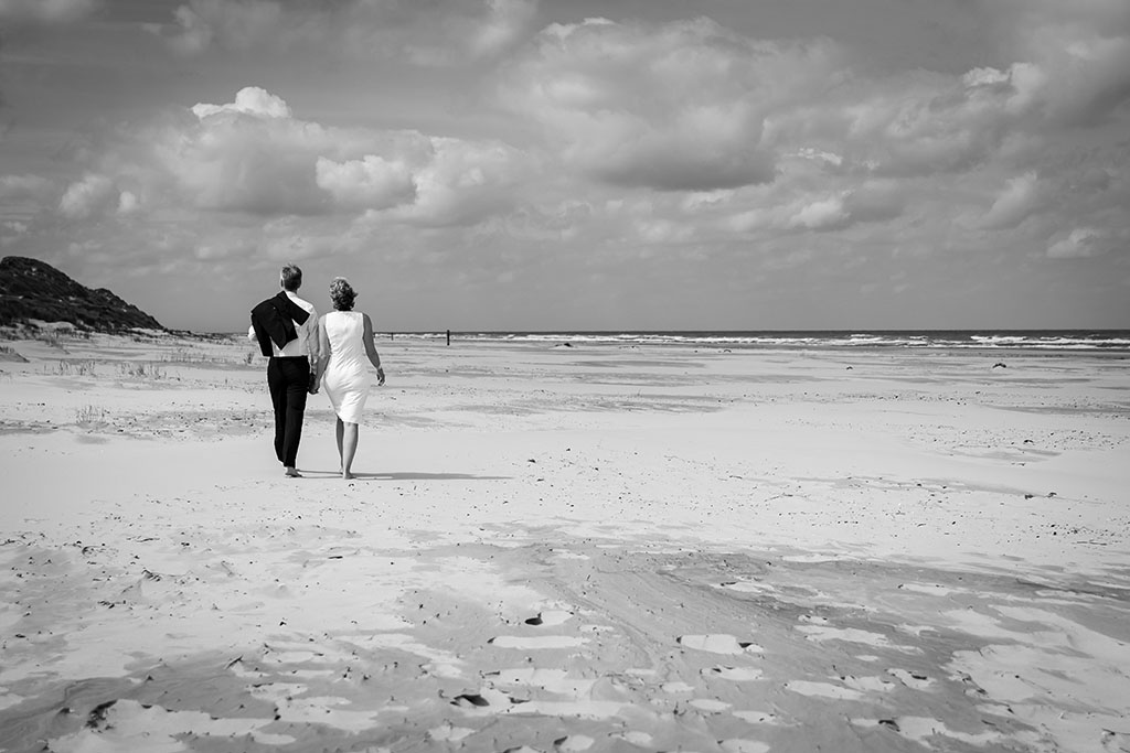 Bruidspaar op strand West aan zee