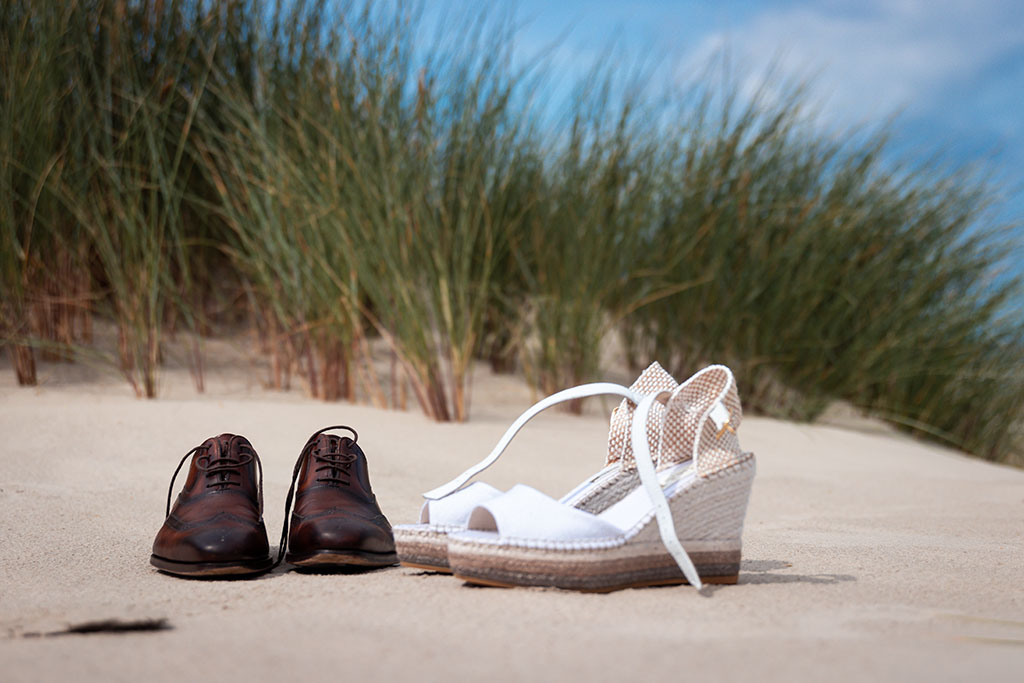 Schoenen uit op strand
