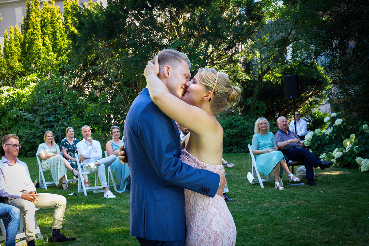 De kus, trouwfotograaf bruidsmomenten