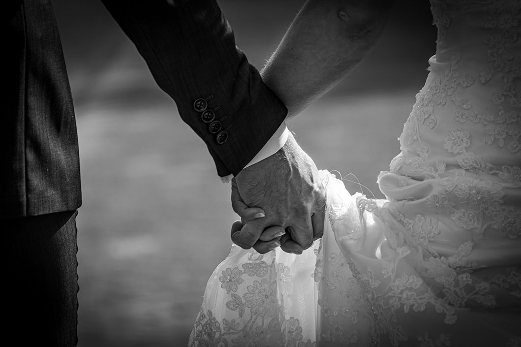 Bruidspaar hand in hand