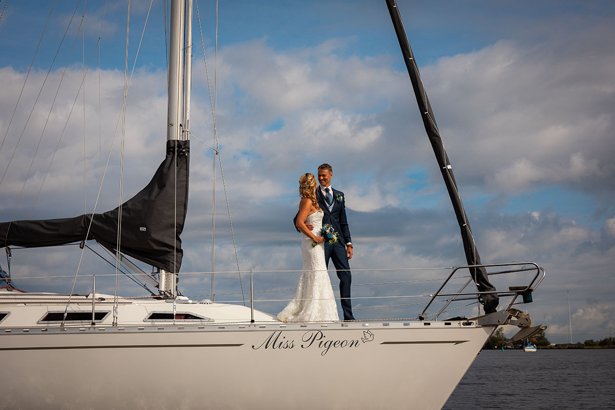 Bruidspaar op zeilboot - Leeuwarden - Bruidsmomenten