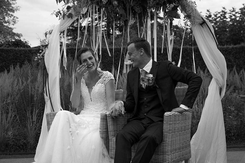 Lachend bruidspaar, fotograaf bruidsmomenten